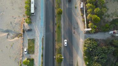 Yukarıdan bir otoyolda giden ve giden arabaların hava aracı görüntüsü