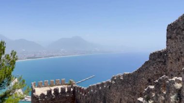 Alanya Şatosu 'ndan Kleopatra ve Damlatas plajları. Türkiye' nin turizm merkezleri. Akdeniz kıyısı Alanya, Antalya, Türkiye - 4k video