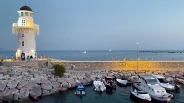 Gecenin içinde deniz feneri