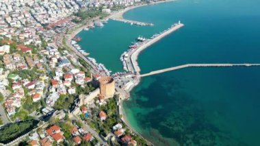 Türkiye 'deki Alanya şehri ve mavi okyanusun hava görüntüleri deniz feneri, Kızıl Kule ve Alanya Kalesi' ni gösteriyor.
