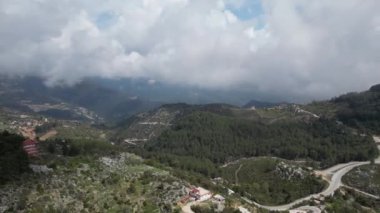 Sinema havası güzel yeşil dağ manzarası, hava manzaralı insansız hava aracı görüntüsü.