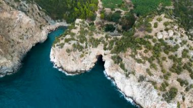 Kıbrıs 'ta kayalık bir sahil şeridi manzarası