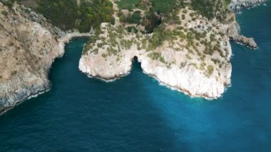 Türkiye 'deki muhteşem kayalıkların ve su mağaralarının, macera yolculuklarının ve doğal manzaraların alçalan hava aracı görüntüleri