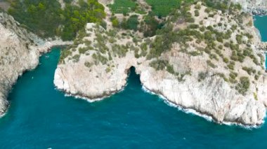 Türkiye 'deki muhteşem kayalıkların ve su mağaralarının, macera yolculuklarının ve doğal manzaraların tepedeki insansız hava aracı görüntüleri