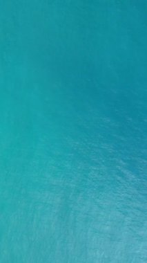 Dalgalı güzel mavi suyun havadan görünüşü