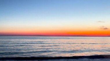 Denizde güzel bir gün batımı, güneş batıyor.