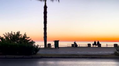 Denizin üzerinde gün batımı