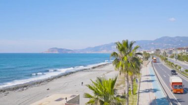 Arka planda deniz manzarası ve plaj.,