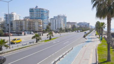 Türkiye 'nin Antalya kentindeki Alanya kentinin sokak manzarası, otoyolda yavaş giden arabalar