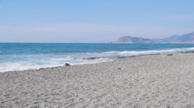 Yazın kumsal ve deniz.