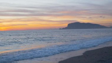 Türkiye 'nin Alanya şehrinde gün batımı ünlü Alanya kalesini gösteriyor