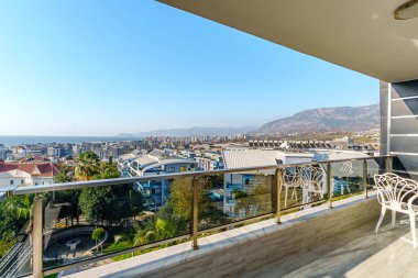 Mavi gökyüzünün altında denizi ve okyanusu gören geniş bir balkon.
