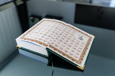 Mavi Dekoratif Detaylı Arapça Senaryo içeren Açık Kur 'an. Ramazan
