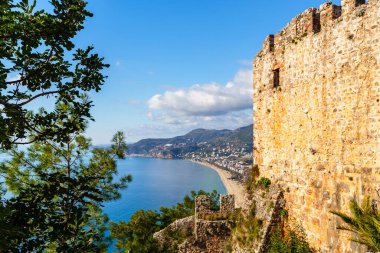 Mavi okyanus ve sahile bakan Alanya Kalesi 'nin nefes kesici manzarası.