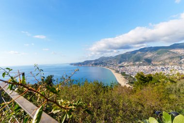 Yaz boyunca Alanya plajlarının ve kalelerinin sakin panoramik kıyı manzarası.