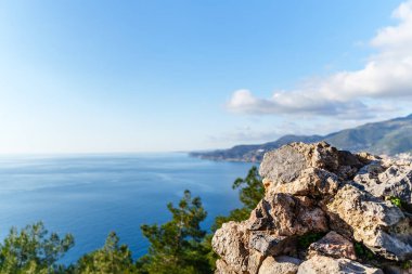 Arka planda Dağlar ve Mavi Deniz olan Sahil Manzarası Alanya Kalesi 'nin duvarlarından görülüyor