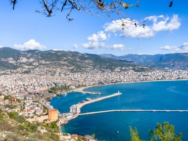 Mavi Gök Altındaki Liman ve Dağlarla Alanya Şehri 'nin Panoramik Manzarası