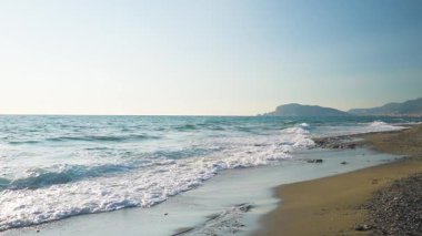 Çarpıcı bir yavaş çekim, Türkiye 'nin Alanya kentindeki kumlu bir sahile çarpan güçlü dalgaları çekmeye devam ediyor.