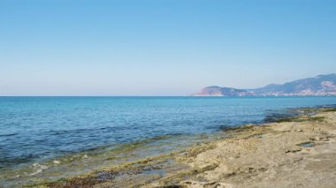 Dalgalar Sunny Beach 'te Alanya Kalesi' yle çarpışıyor. yavaş çekim