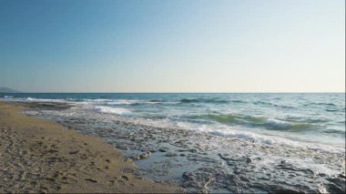 Kıyı Kayalıkları 'nda dalgalar ve Sunny Beach' te kumsallar. Yavaş çekim