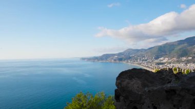 Alttaki dünyaca ünlü Kleopatra Sahili 'nin altın kumları ve kristal berrak turkuaz sularıyla görüntülendiği Alanya Kalesi' nin antik taş kulesinden hala nefes kesici görüntüler alınıyor.