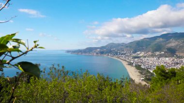 Alanya Şatosu Sahili 'nden Alanya Kleopatra Sahili' nin Nefes Kesen Hava Görüntüsü Hala Ön Yer Ağacı Şubesi, 4K Sahil Panoraması