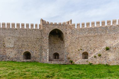 Tarihi Kemer Yolu ve Yeşil Çimenli Antik Taş Kale Duvarı
