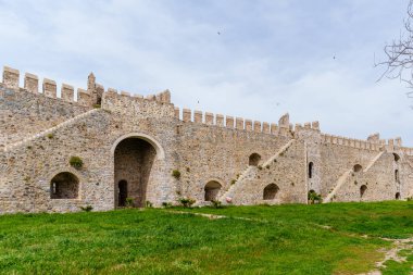Karmaşık mimari içeren tarihi taş kale duvarı