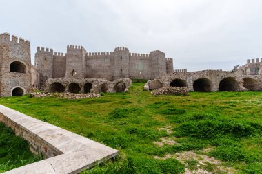 Yeşil Çimen ve Taş Kemerli Tarihi Ortaçağ Kalesi Harabeleri