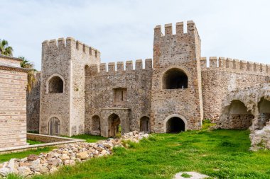 Karmaşık mimari ve klasik arşivden oluşan tarihi taş kale duvarı.