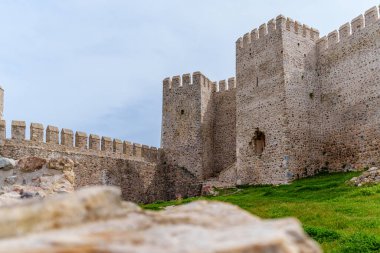 Ortaçağ mimari tasarımı sergilenen tarihi taş kale