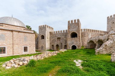 Çarpıcı Ortaçağ Kale Yapısı. Kuleleri ve Taş Duvarı ile.