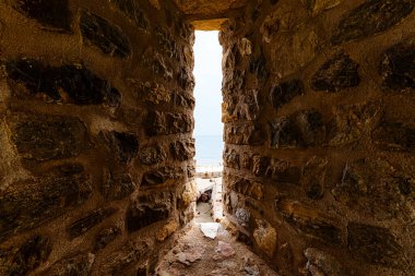Antik Taş Duvarlar Koridoru 'ndan Denize Dar Görüş