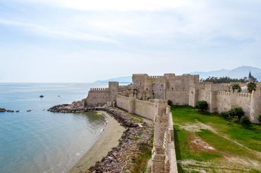 Mersin, Türkiye 'deki Anamur Şatosu. sakin mavi sularla çevrili