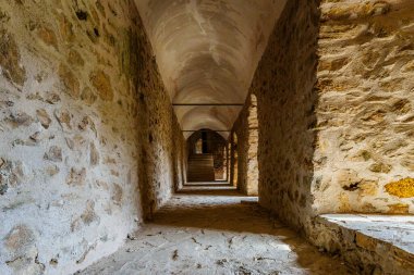 Kemerli Pencereler ve Atmosferik Işıklı Tarihi Taş Koridoru