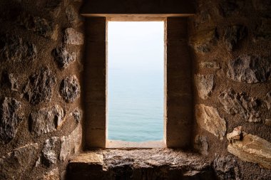 Ortaçağ Taş Penceresi Güneşli bir günde Sakin Su Mavi Denizi