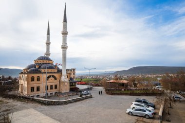 Soğuk bir kış günü, parlak, koyu mavi gökyüzünün altında muhteşem bir cami.
