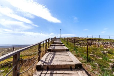 Manzaralı Gökyüzüne doğru uzanan Tahta Yol
