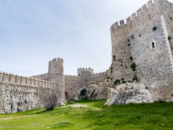 Serene Green Peyzaj 'daki Tarihi Taş Kale Duvarları ve Kuleleri