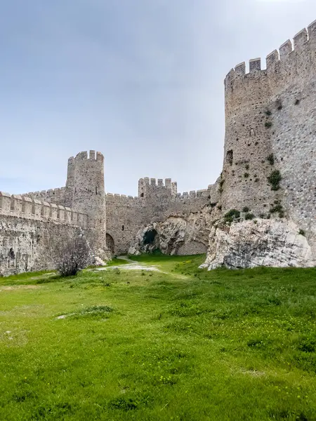 Serene Green Peyzaj 'daki Tarihi Taş Kale Duvarları ve Kuleleri