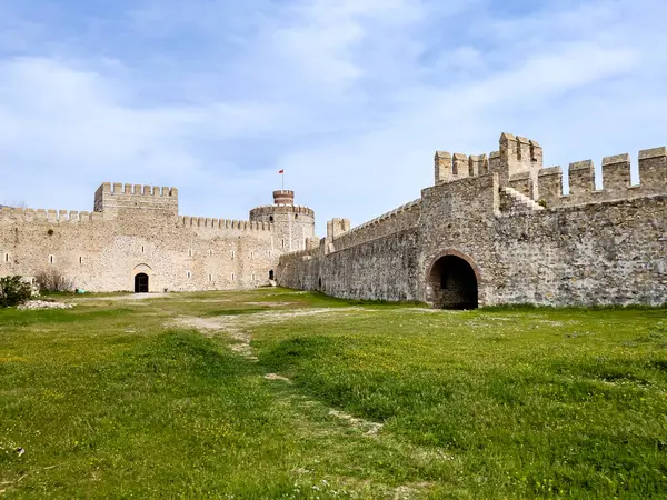 Belirgin kuleleri ve kemerli kapıları olan ortaçağ taş kalesi, 