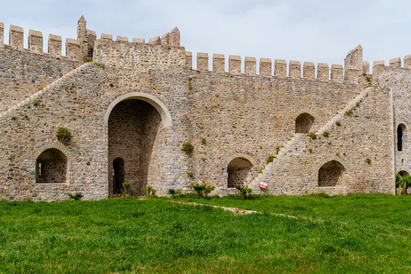 Kadim kalede taş duvarlar, kemerli yapılar sergilenmeye devam ediyor.