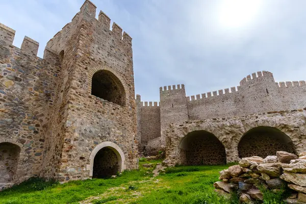 Güneşli bir günde kuleleri ve kemerli girişleri olan tarihi Taş Kale