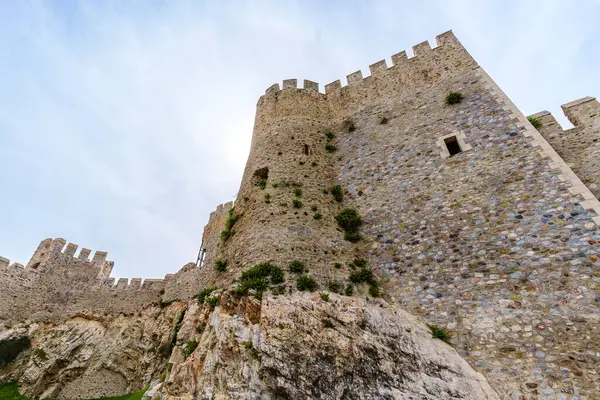 Antik kale duvarlarının ve yüksek binaların nefes kesici manzarası.