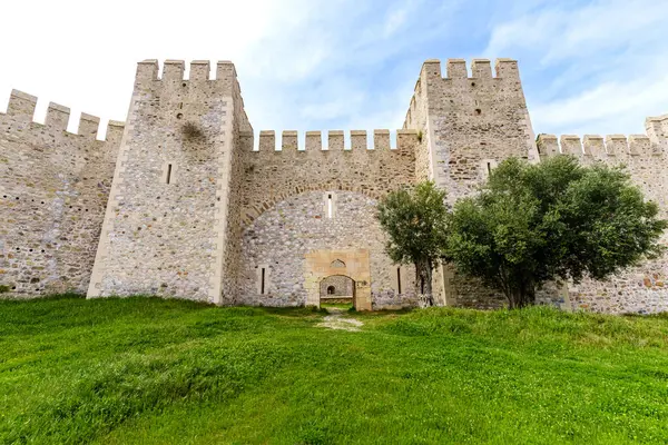 Antik kale duvarlarının ve yüksek binaların nefes kesici manzarası.