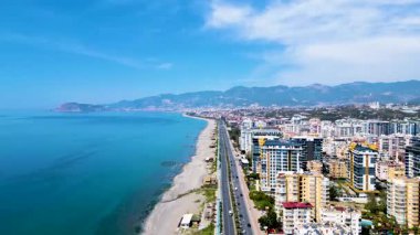 Güneşli bir günde Alanya şehrinin, kalenin ve sahil şeridinin havadan geçişi