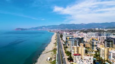 Güneşli bir yaz gününde Alanya City, Castle ve Coastline 'ın hava aracı görüntüsü