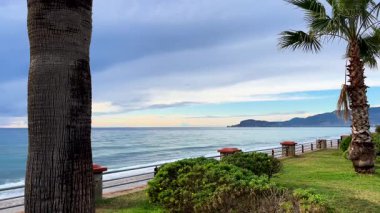 Uzak Deniz Manzaralı Alanya Şatosu Kış Çekimi Kıyı Kalesi ve Palmiye Ağacı