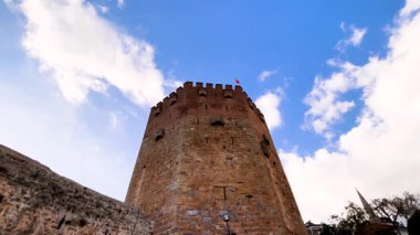 Alanya Kırmızı Kulesi ve Mavi Gökyüzü Altındaki Kale 'nin Yavaş Çekimi. Tarihi Kıyı Simgesi
