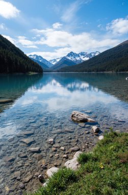 Dağları ve bulutları olan güzel göl